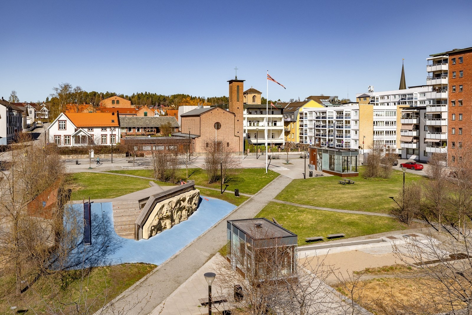 Det er kort vei til parker og sentrum med både butikker, kaféer og restauranter. Ca. 750 meter til jernbanestasjon med hyppige avganger både nord- og sørover. Galleribilde