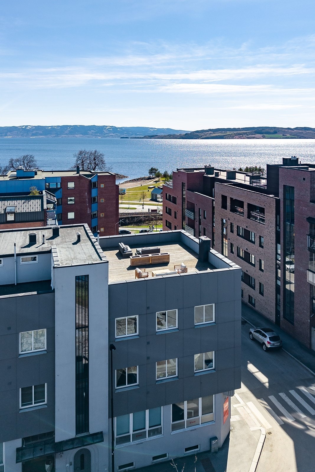 Kun noen hundre meter ned til mjøskanten med fine tur- og bademuligheter. Galleribilde