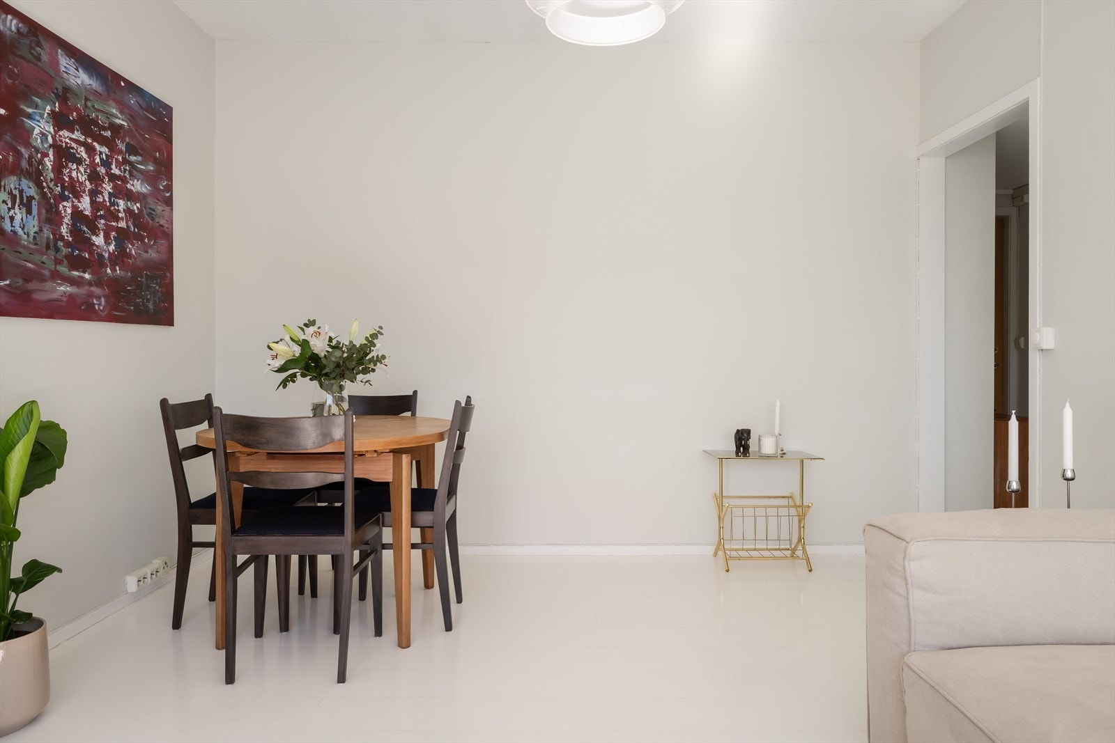 Det er plass til både sofagruppe og spisebord i stua. Galleribilde