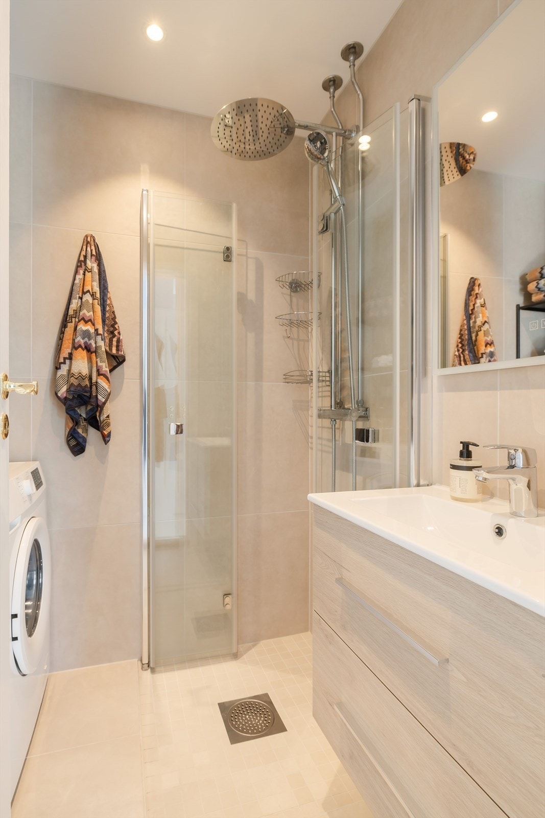 Badet ble pusset opp i 2025 i regi av borettslaget i forbindelse med rørfornying. Det har flislagte gulv og vegger, samt elektriske varmekabler i gulvet. Galleribilde