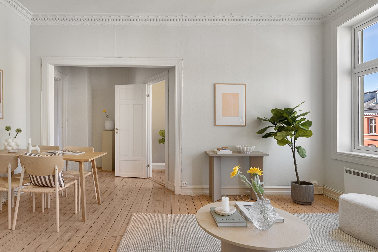 Det er god plass til å innrede stuen etter ønske og behov, med plass til spisebord og sofa i egen sone Galleribilde
