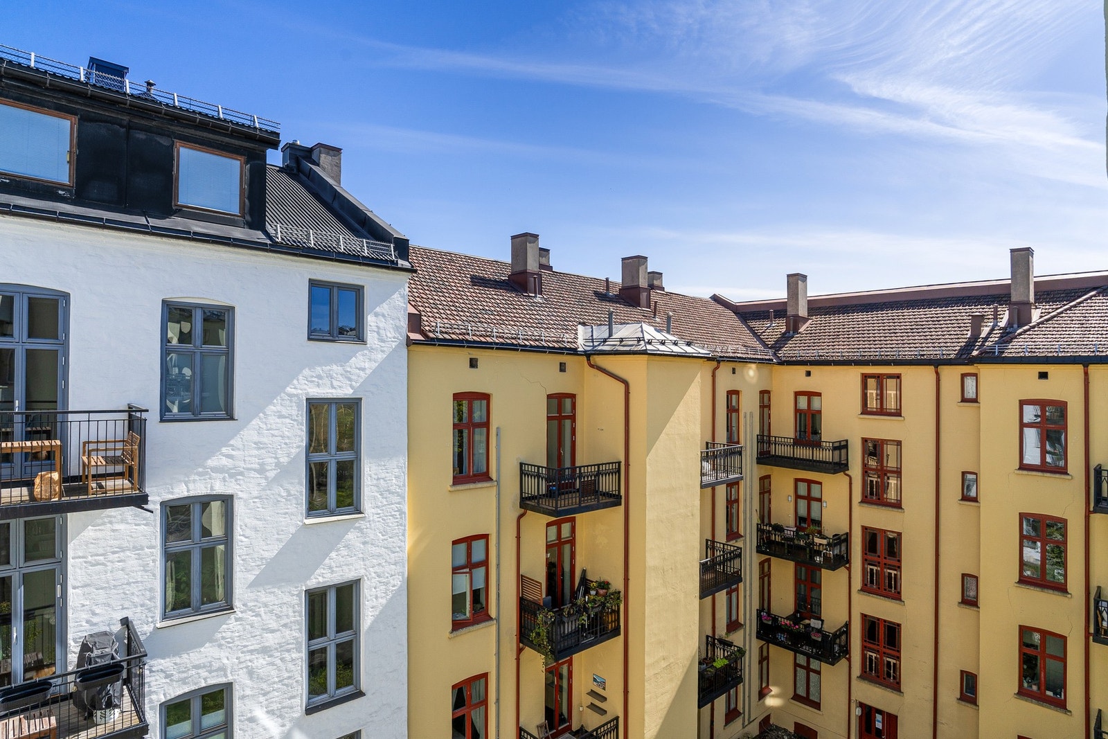 Nydelig utsyn mot de klassiske nabogårdene fra århundreksiftet Galleribilde