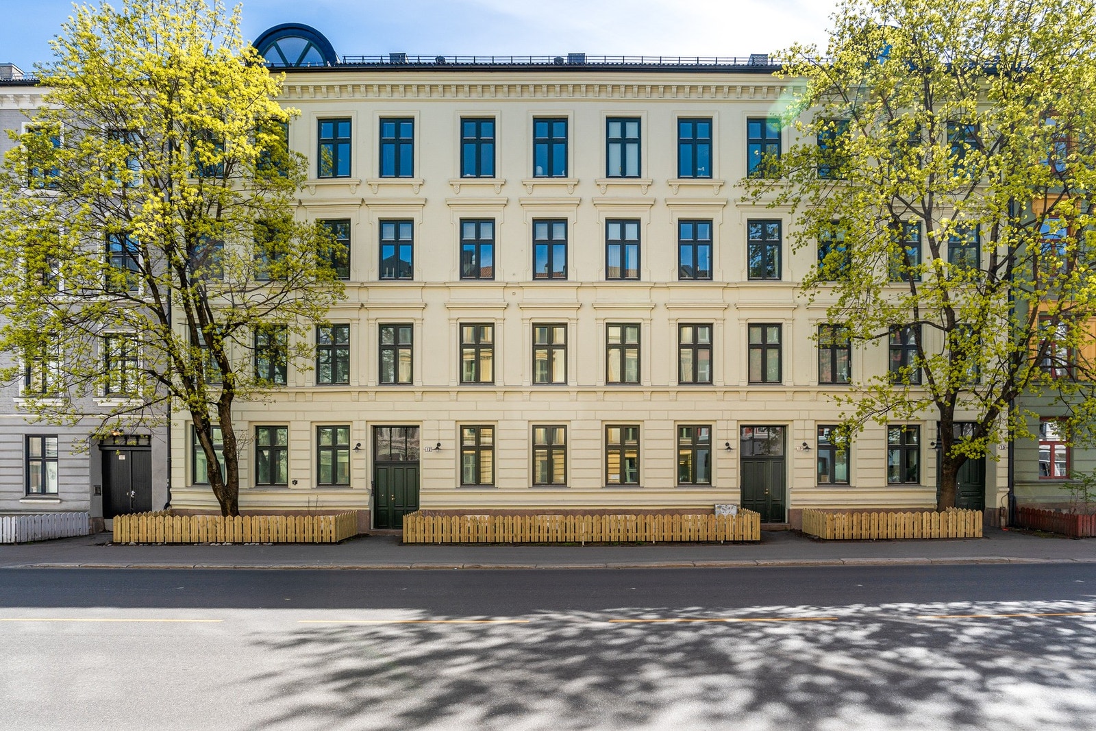 Leiligheten ligger i en nydelig klassisk bygård fra 1895, og har alle de ettertraktede detaljene som du forbinder med byggetidspunktet Galleribilde