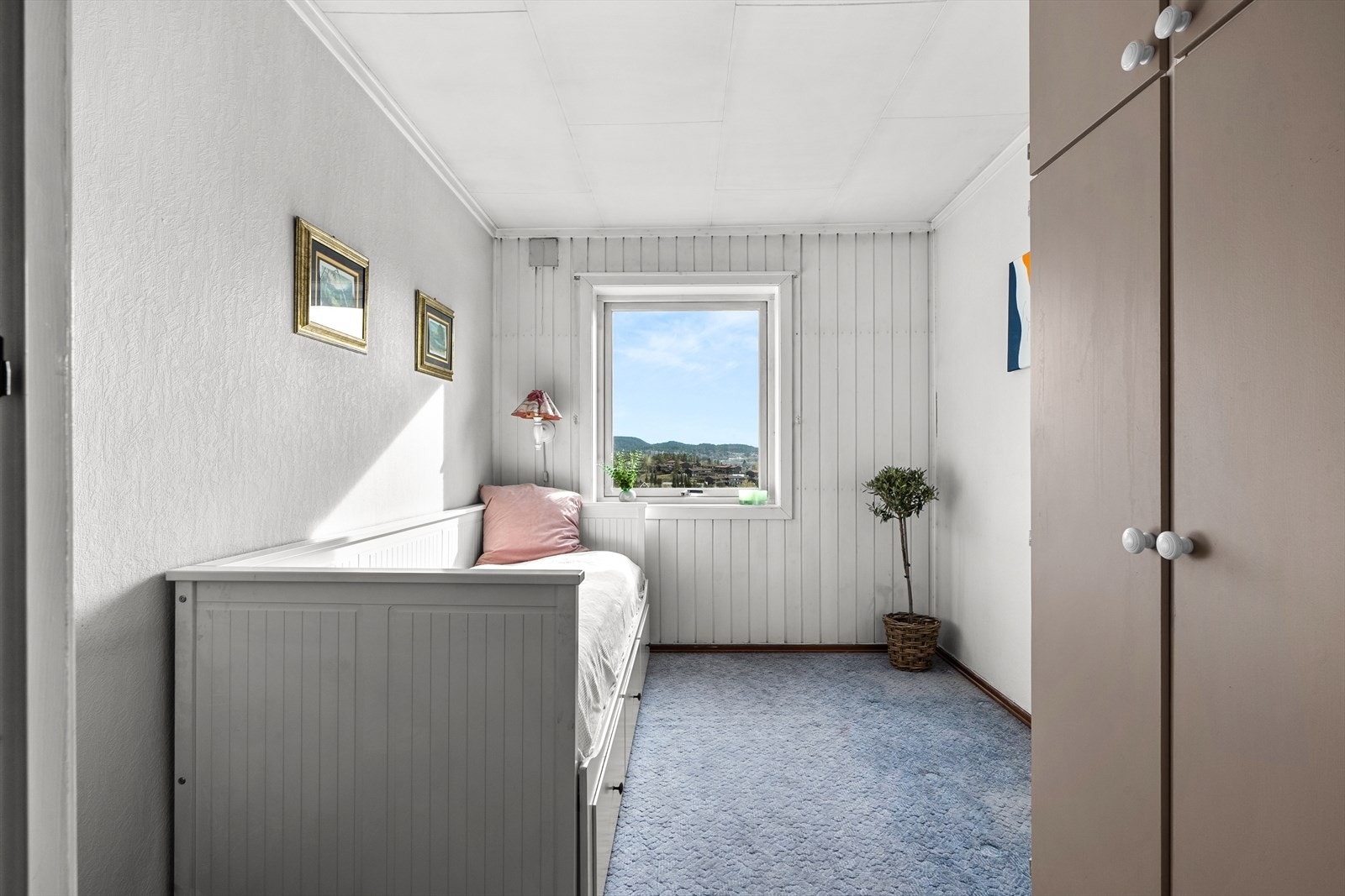 Soverom 3. Rommet kan benyttes som barnerom, gjesterom eller hjemmekontor. Galleribilde