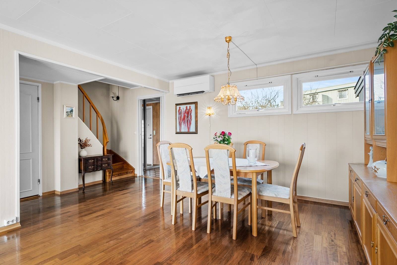 Her er det rikelig med plass til spisebord og annet møblement. Galleribilde