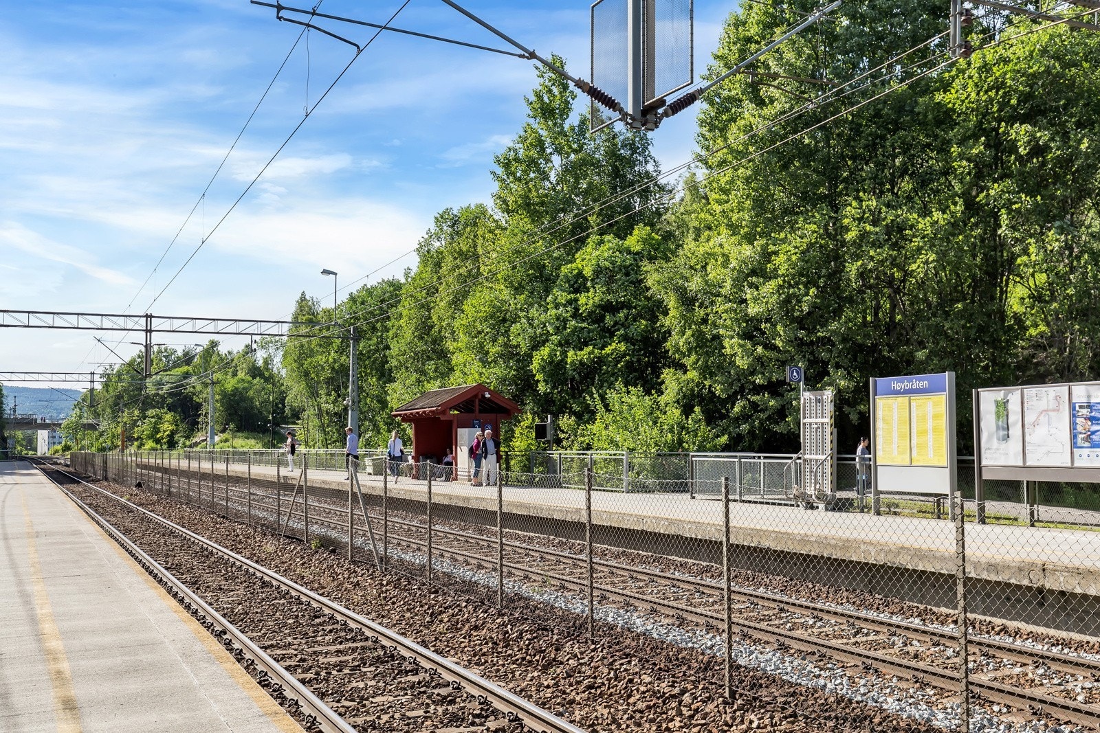 Fra eiendommen er det kort avstand til Høybråten togstasjon. Galleribilde