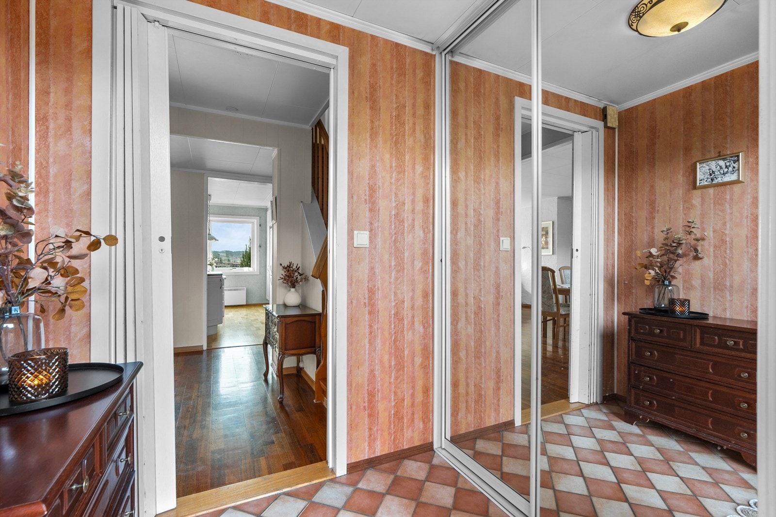 Velkommen inn. Entré er av god størrelse, lys og innbydende. Det hele holdes enkelt ryddig ved hjelp av en stor og praktisk skyvedørsgarderobe. Galleribilde