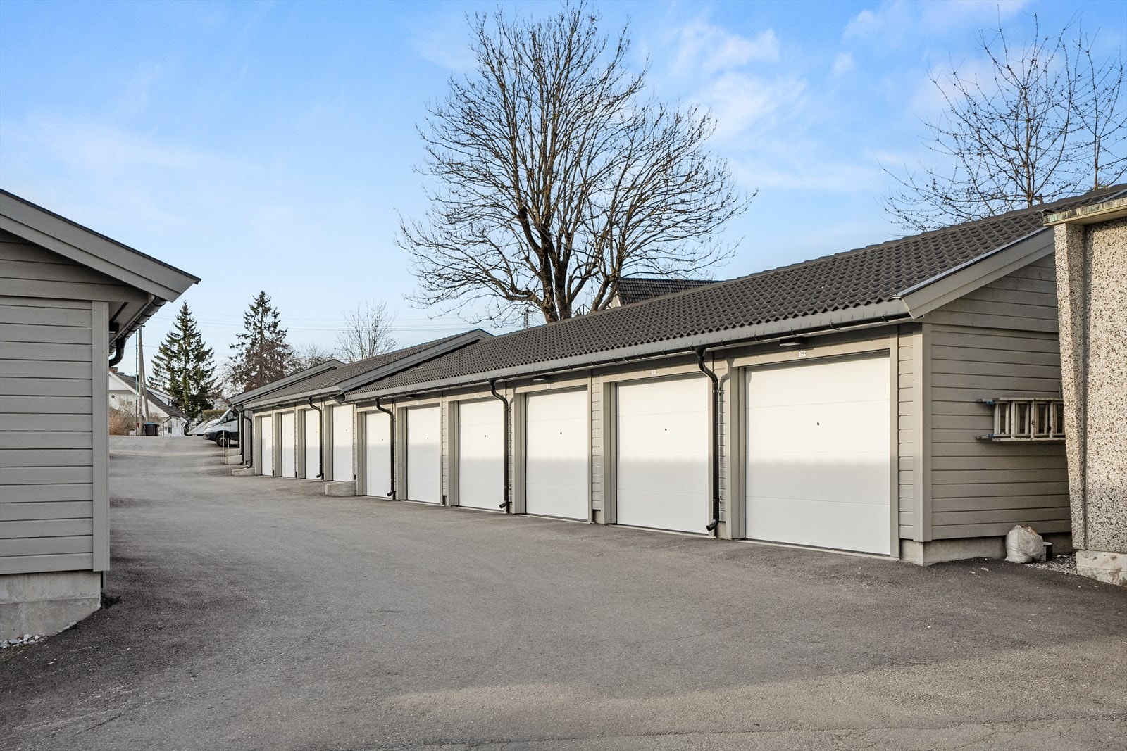 Boligen disponerer egen garasje i rekke i felles garasjeanlegg med egen port som kan stenges og låses. Garasjen har egen nedsenkbar stige til loft med god oppbevaring over hele garasjen. Galleribilde