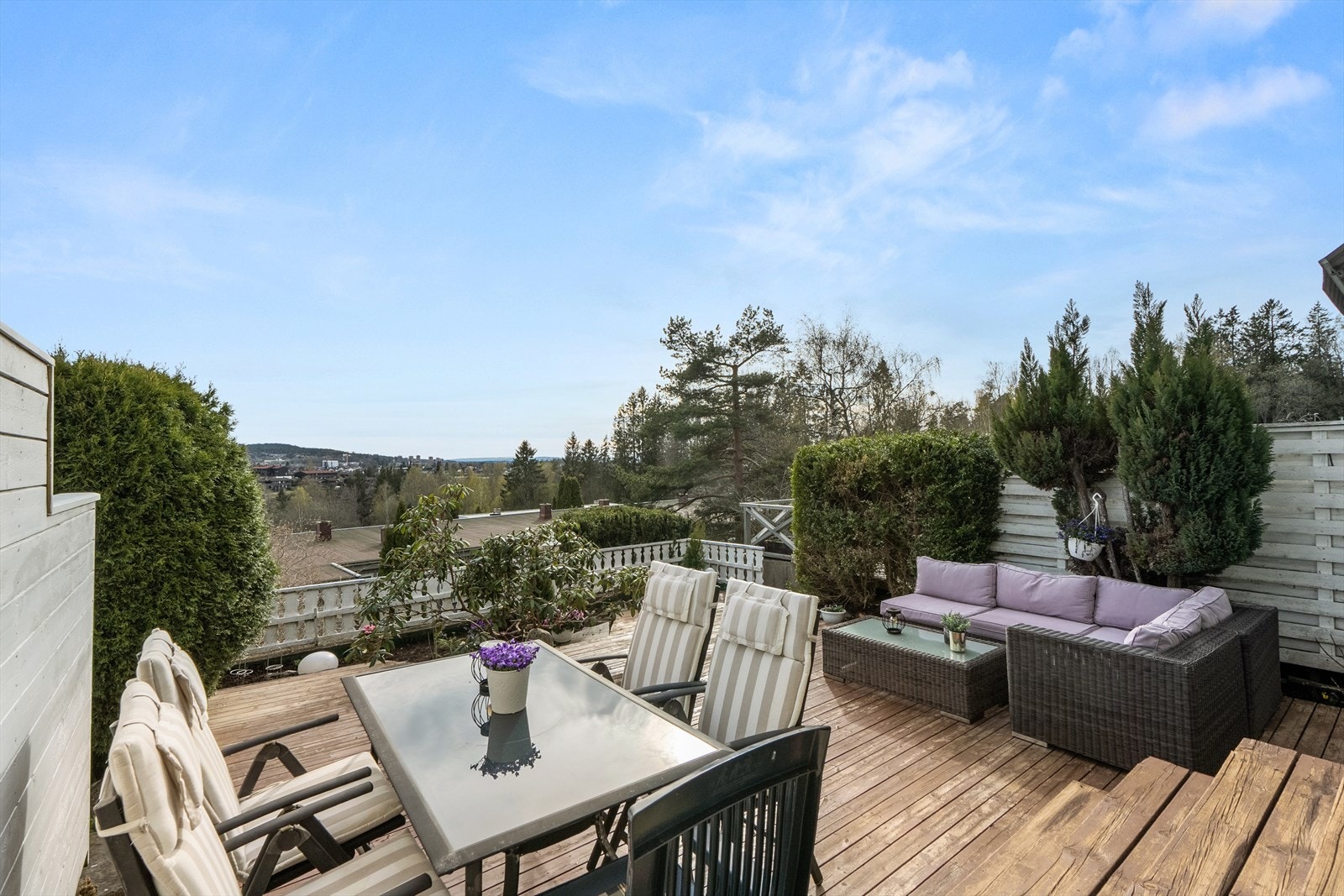 Terrassen har god plass til både spisebord, lounge og grill. Galleribilde