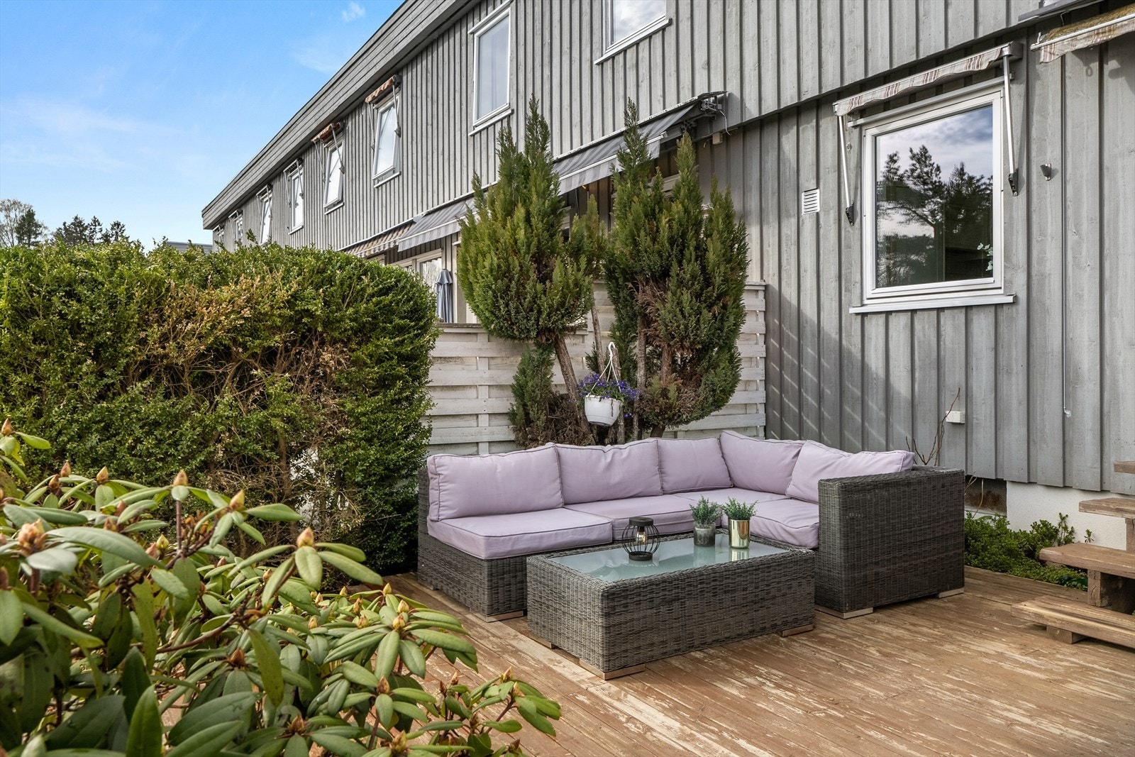 Terrassen er perfekte for avslapning, måltider og hyggelige stunder gjennom sommerhalvåret. Galleribilde