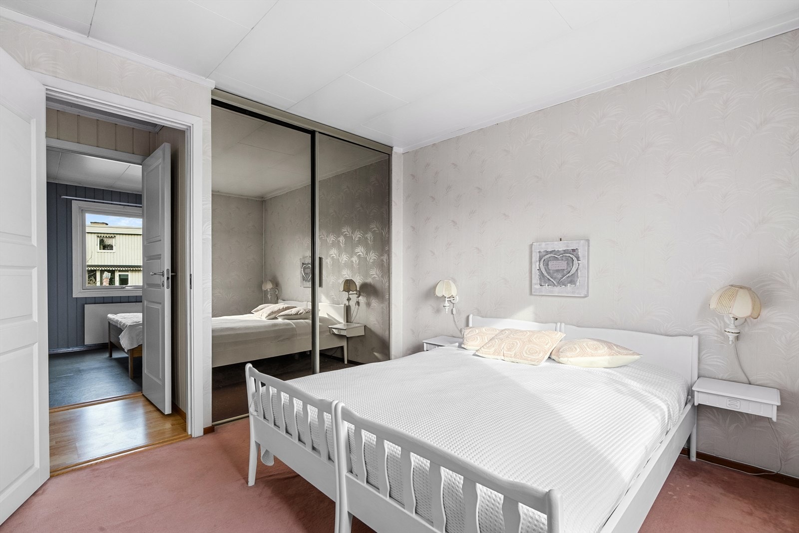 Rommet har skyvedørsgarderobe med god plass til oppbevaring. Galleribilde