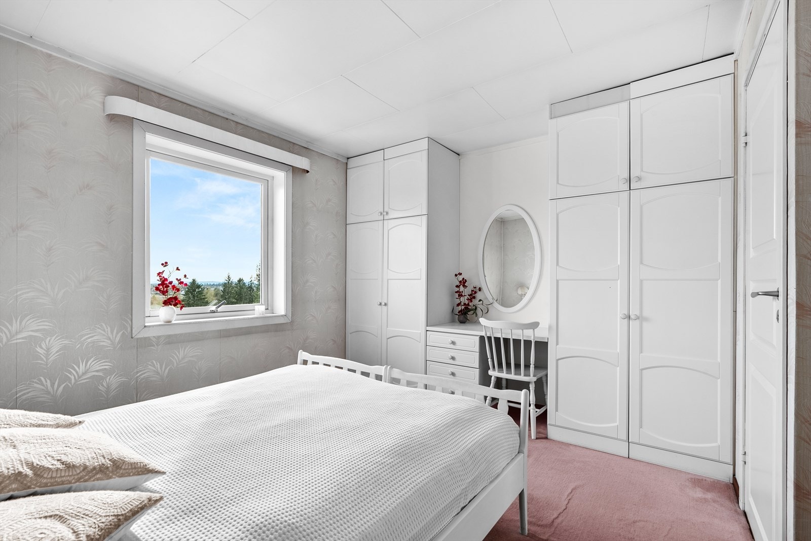 Videre har rommet godt med skapplass. Galleribilde