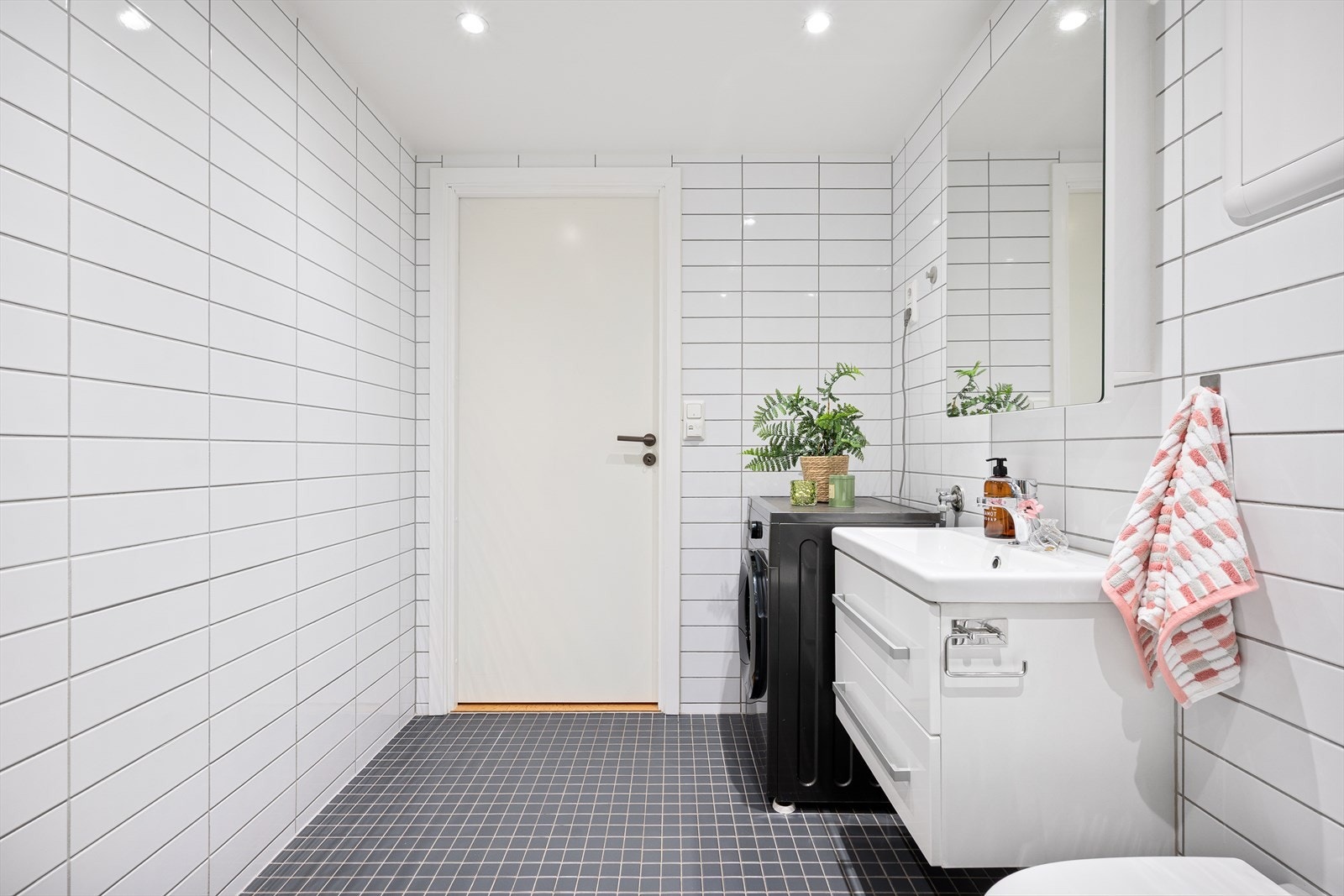 Badet har downlights og elektrisk gulvvarme. Galleribilde