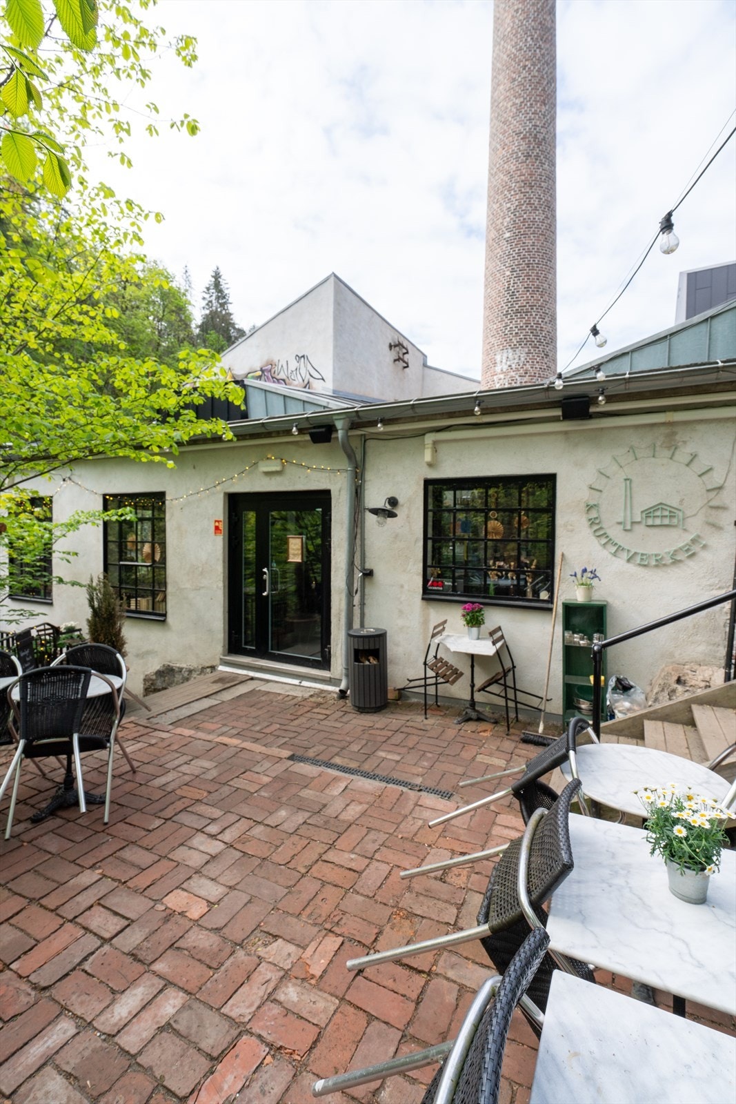 En oase av ro og god stemning på dagtid, og en livlig bar med lokale favoritter på kvelden. Galleribilde