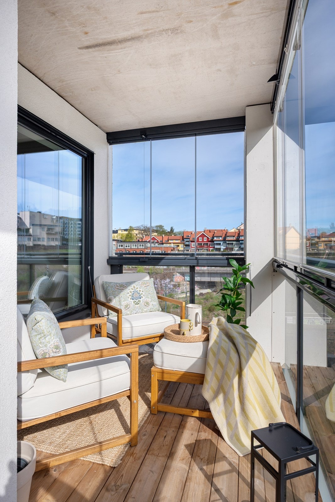 Balkongen har god plass til utemøbler og fungerer som et attraktivt uteområde store deler av året. Galleribilde