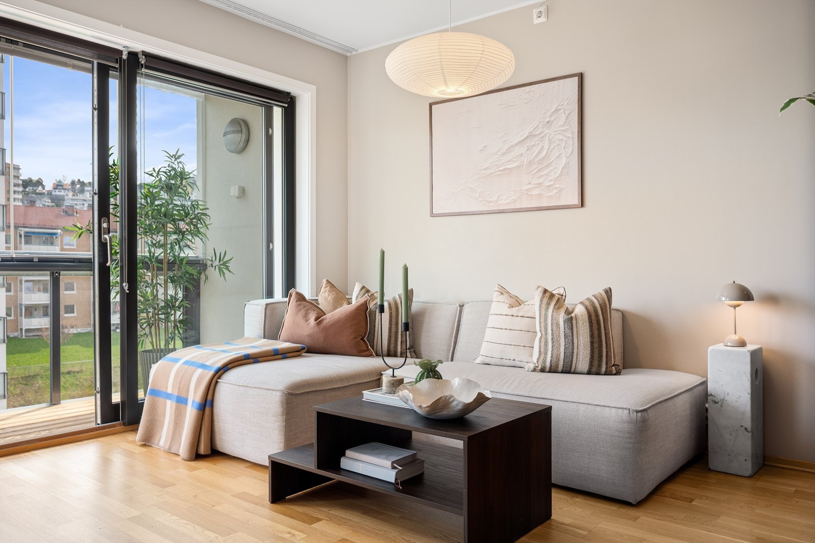 Fra stuen er det adkomst til en innglasset balkong på 8 m². Galleribilde
