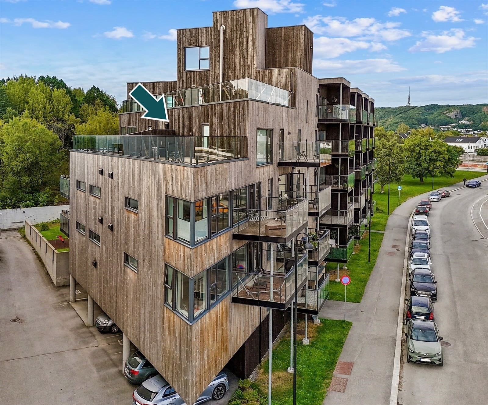 Leiligheten ligger fint plassert på hjørnet i 4. etasje med privat takterrasse + østvendt balkong! Galleribilde