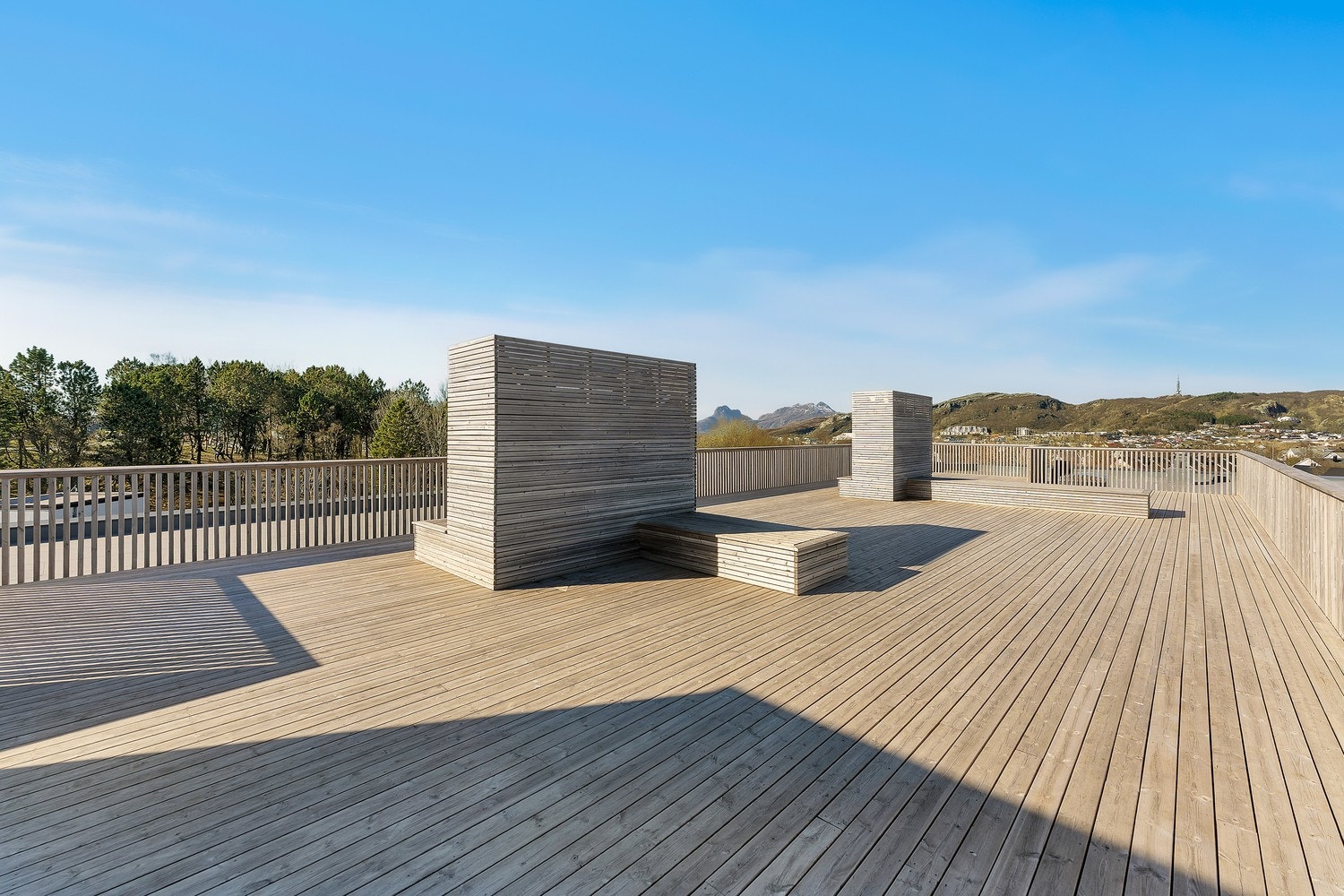 Takterrassen er utstyrt med plassbygde benker. Galleribilde