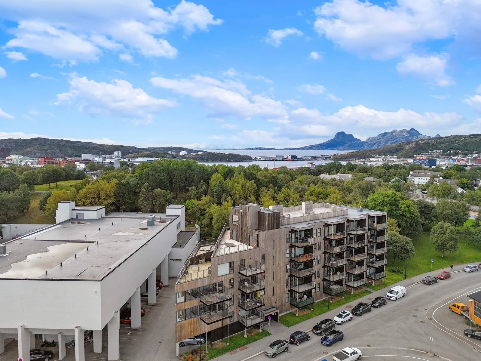 Sameiet har nedgravd søppelanlegg og felles sykkelparkering utvendig. Galleribilde