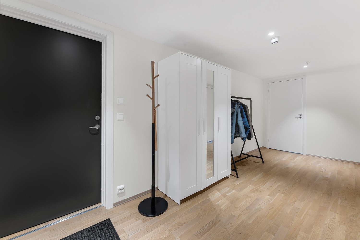Du ønskes velkommen inn i en lys og hyggelig entrè med god plass til garderobe. Galleribilde
