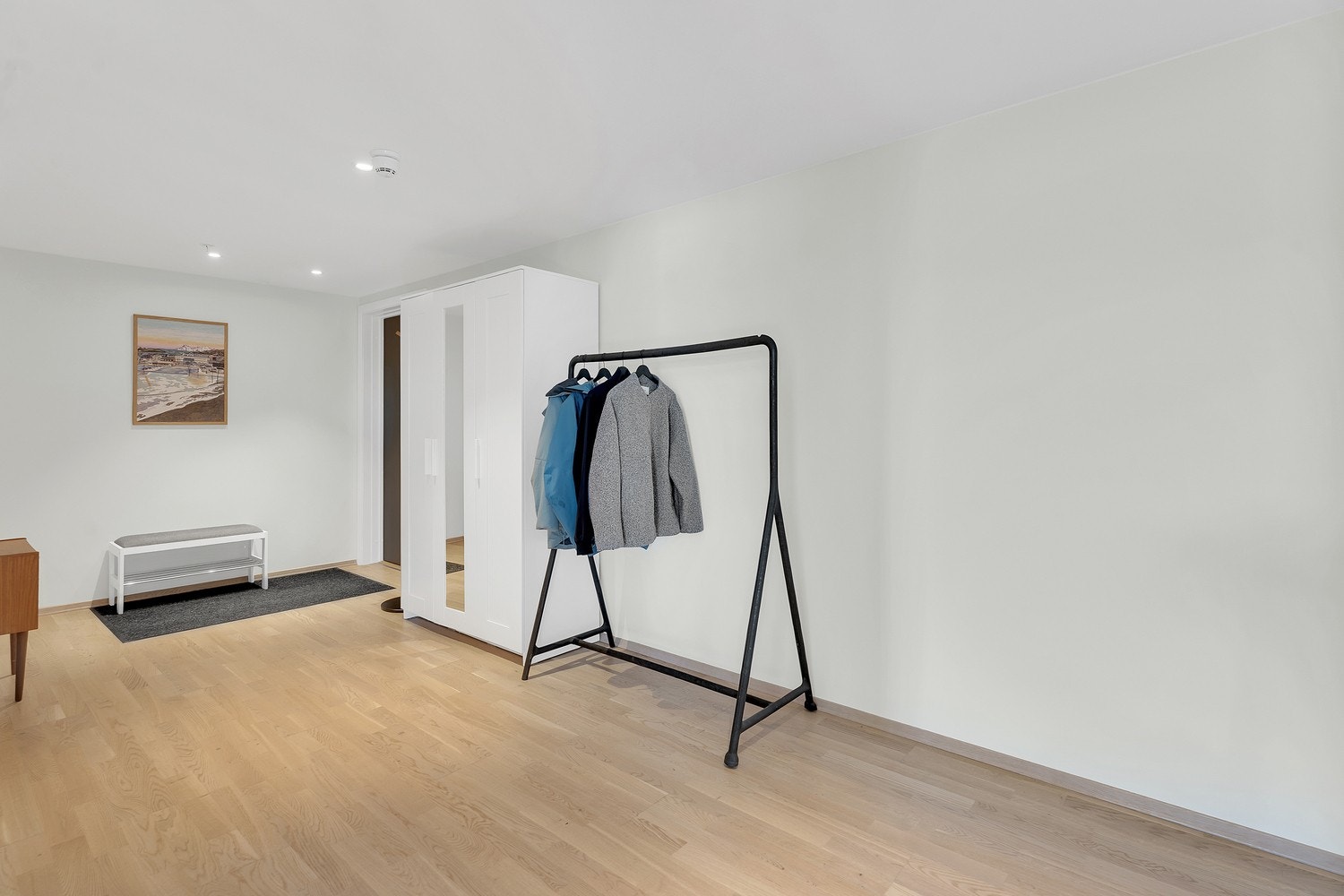 Herfra har du også tilgang til den ene boden, badet, soverommet og videre inn i stue/kjøkken. Galleribilde
