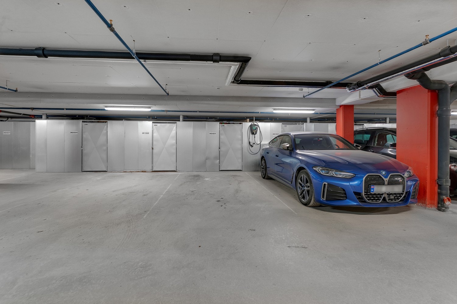 Fast garasjeplass (Mulig å montere lader) og sportsbod i kjeller. Galleribilde