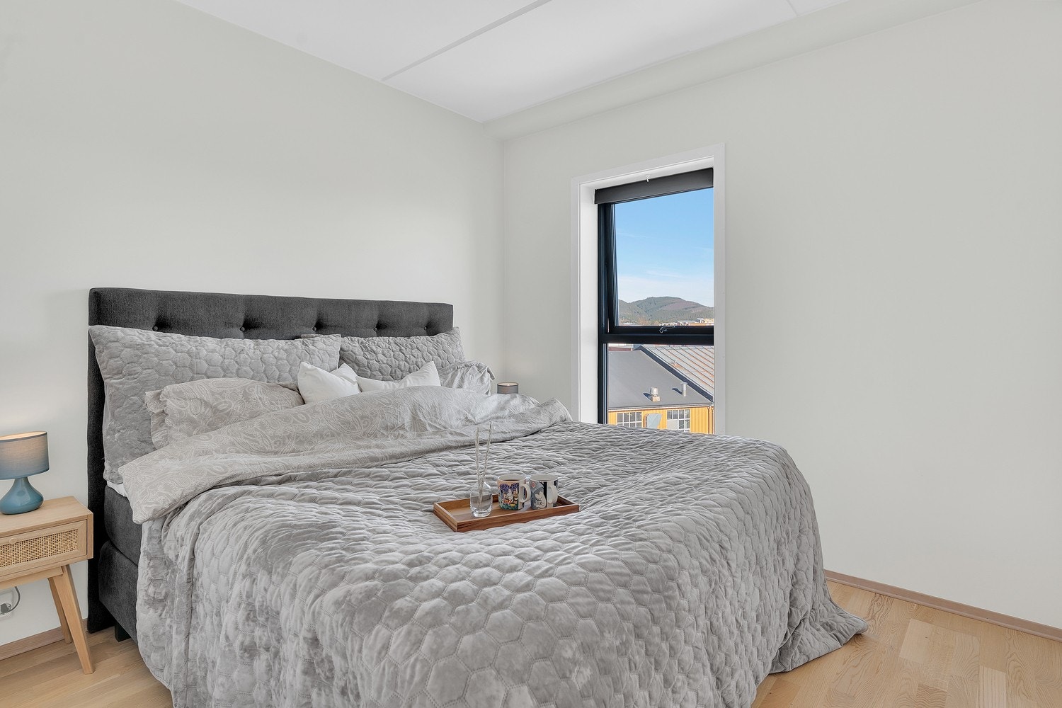 Lyst og romslig soverom. God plass til dobbeltseng. Galleribilde