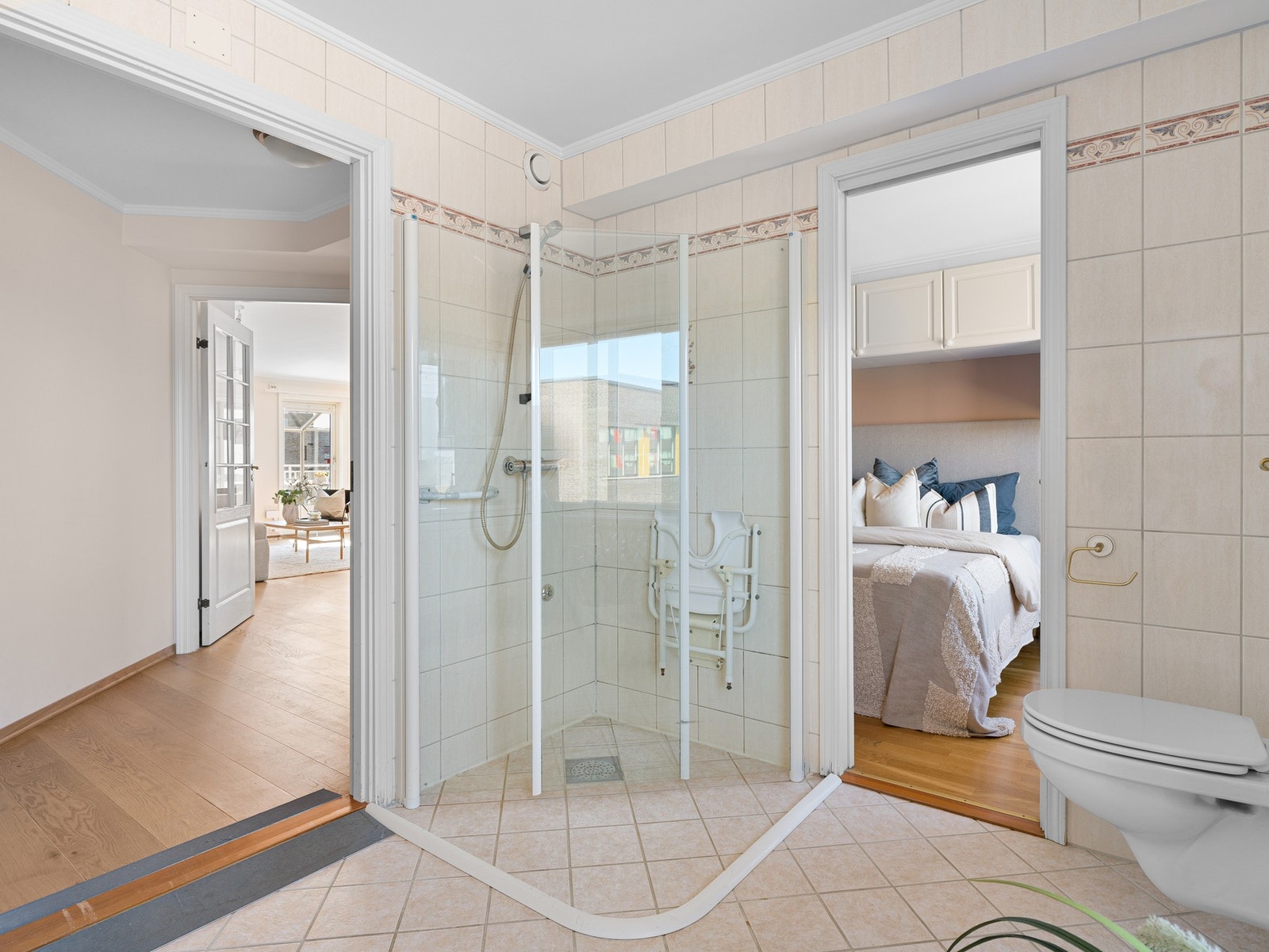 Fra badet har man direkte tilkomst til boligens hovedsoverom. Galleribilde