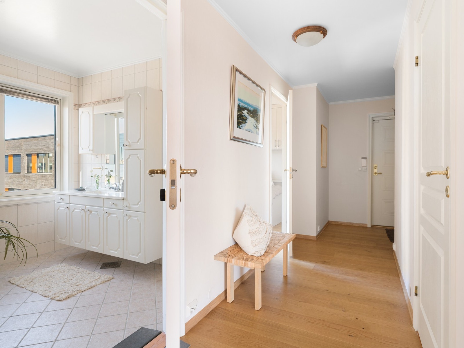 Entréen gir et godt førsteinntrykk og er lys og innbydende. Her er det godt med plass til å henge fra seg yttertøy og sette fra seg sko. Galleribilde