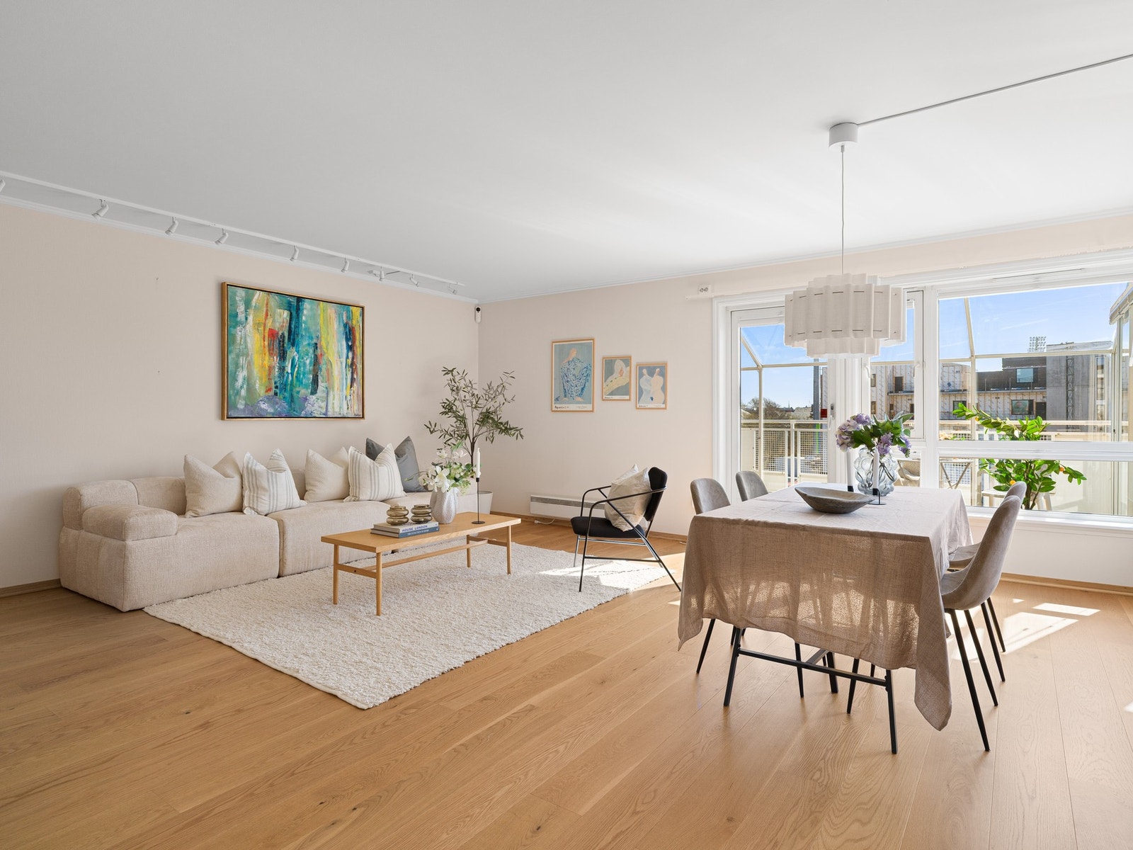 Store vindusflater som slipper inn rikelig med naturlig lys. Galleribilde