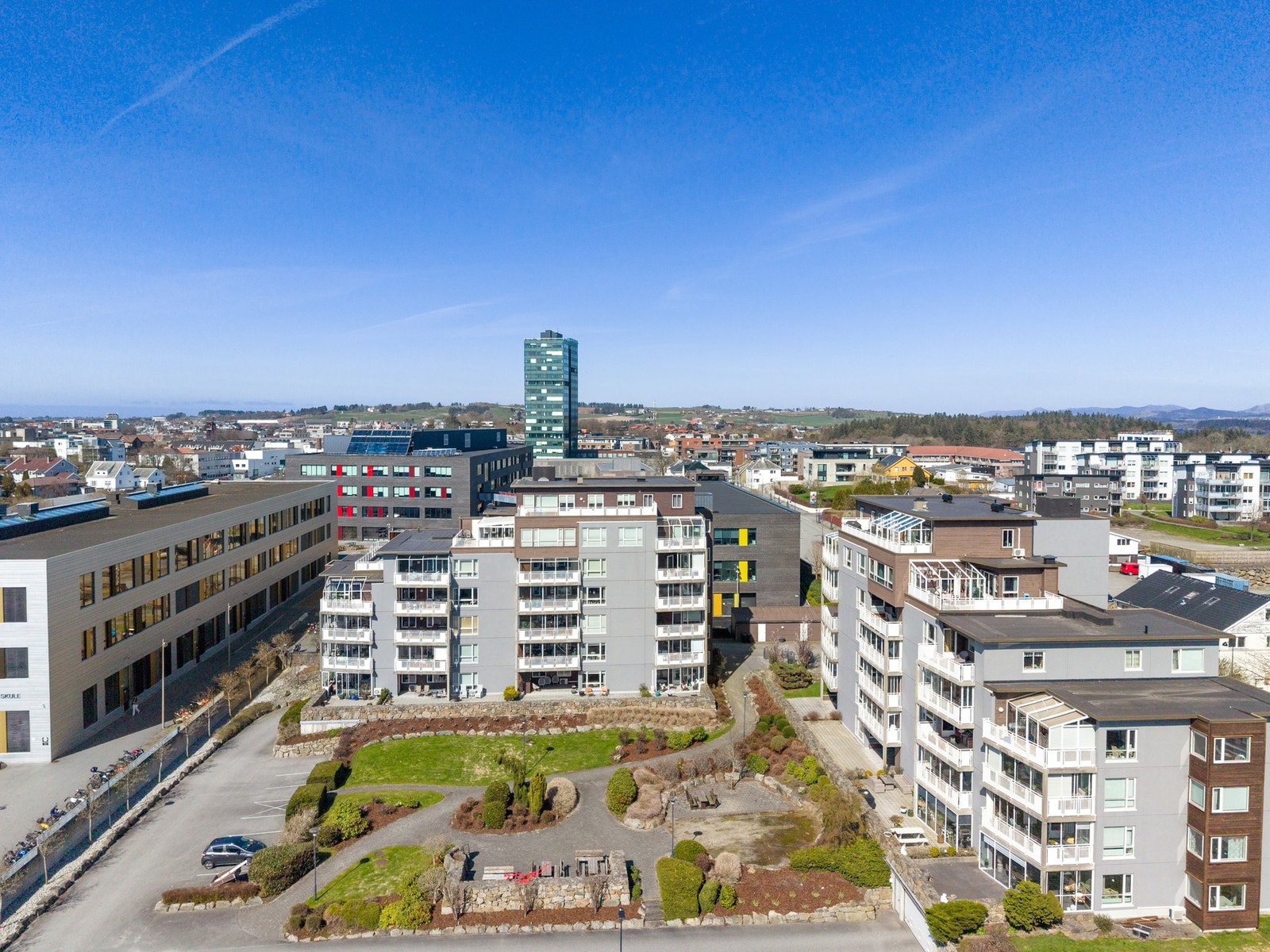 Her har du nærhet til friluftsområder, kollektivtransport, treningssenter, en rekke butikker og et variert servicetilbud. Galleribilde