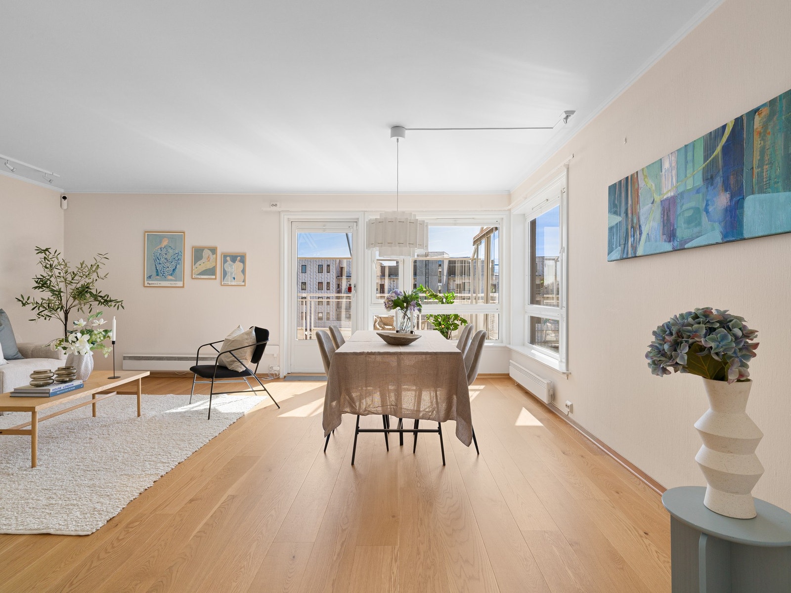 Den åpne løsningen mot spiseområdet skaper en sosial atmosfære, perfekt for både til hverdags og når du har gjester. Galleribilde