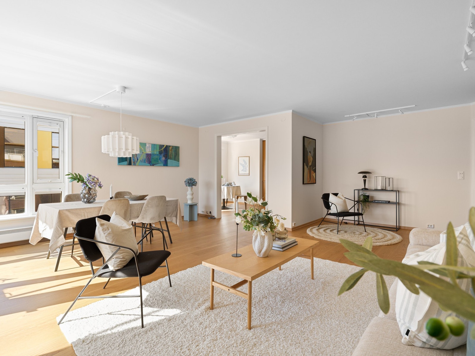 Rommet har god plass til komfortabel sofagruppe og spisebord. Galleribilde