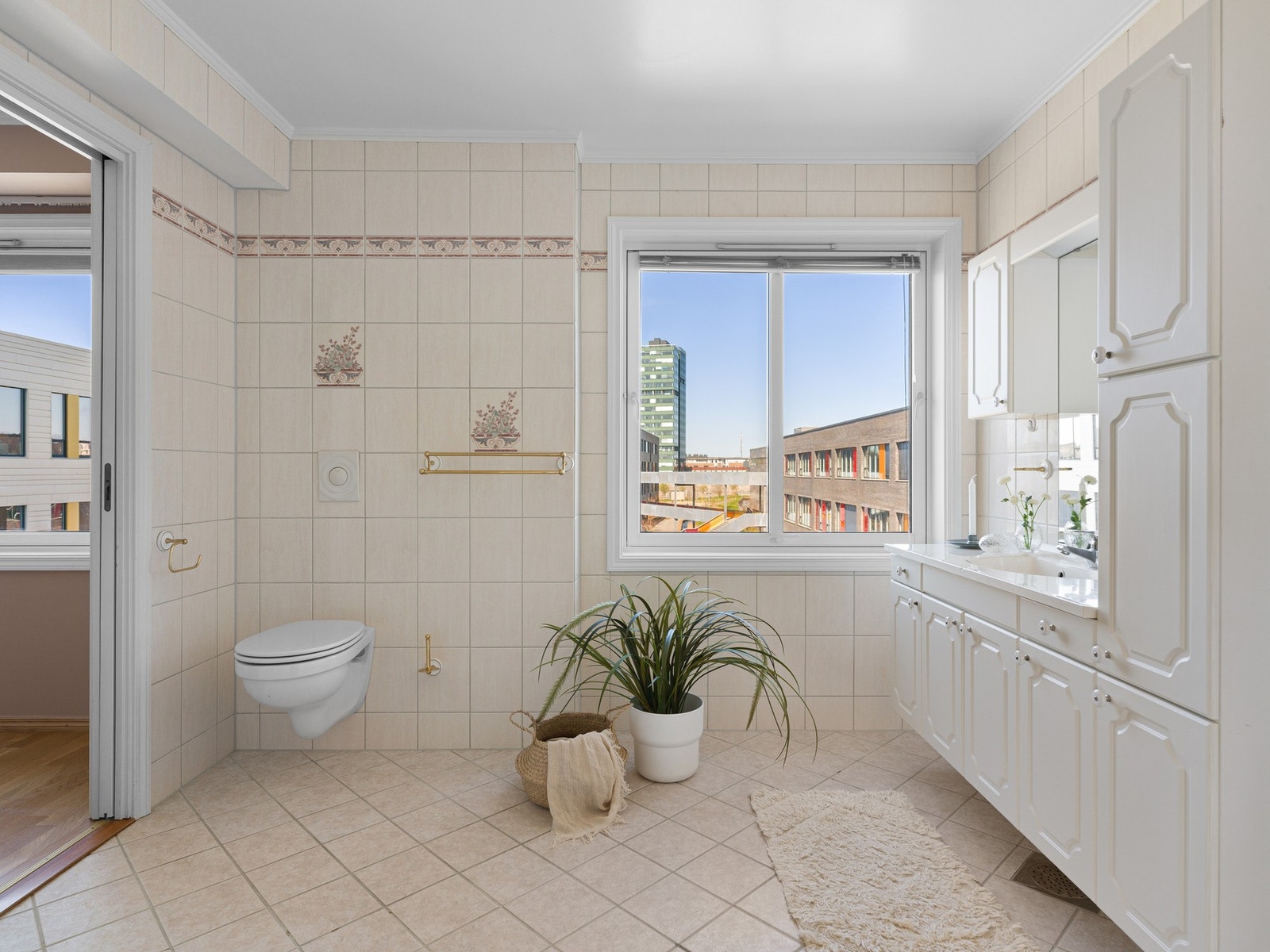 Badet har fliser på både gulv og vegger. Galleribilde