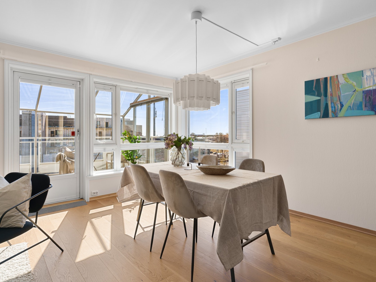 En åpen og sosial planløsning, perfekt for samvær og middager i hyggelige omgivelser. Galleribilde