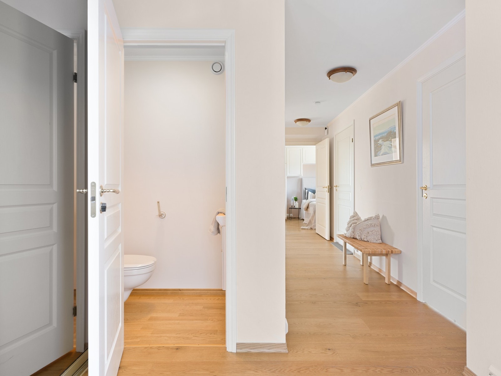 Leiligheten har et separat toalettrom. Rommet er utstyrt med toalett og servant. Galleribilde