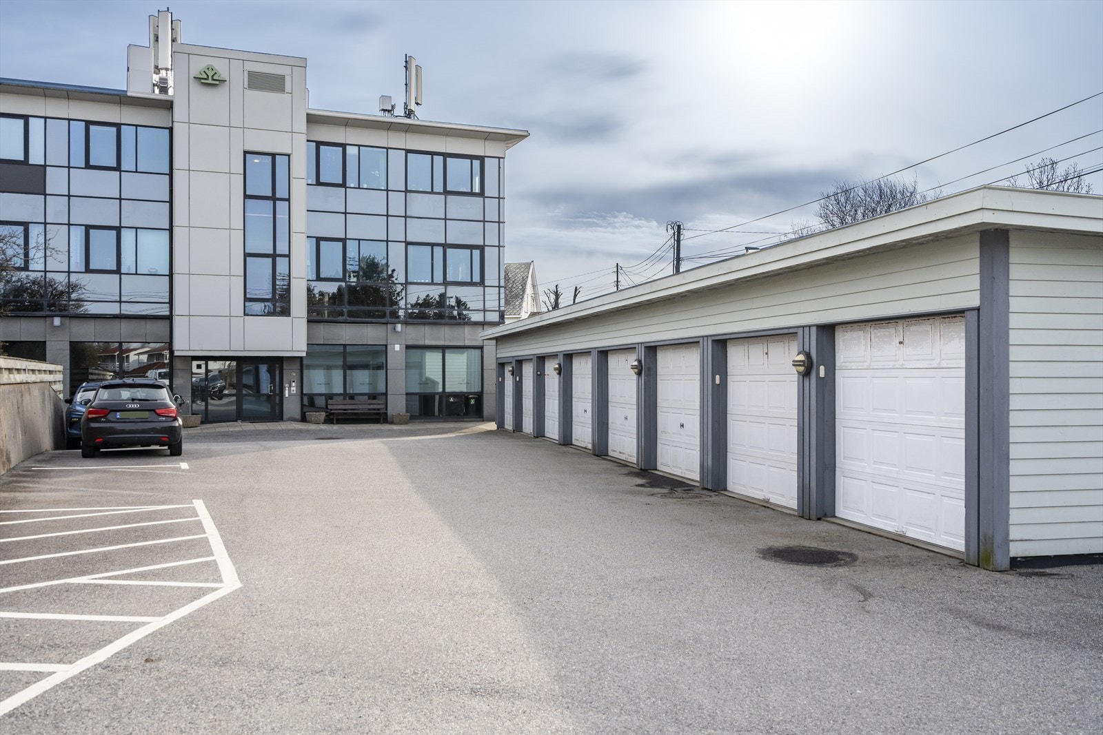 Tilhørende leiligheten medfølger egen garasje i felles garasjebygg. Sportsbod i garasjen. Galleribilde