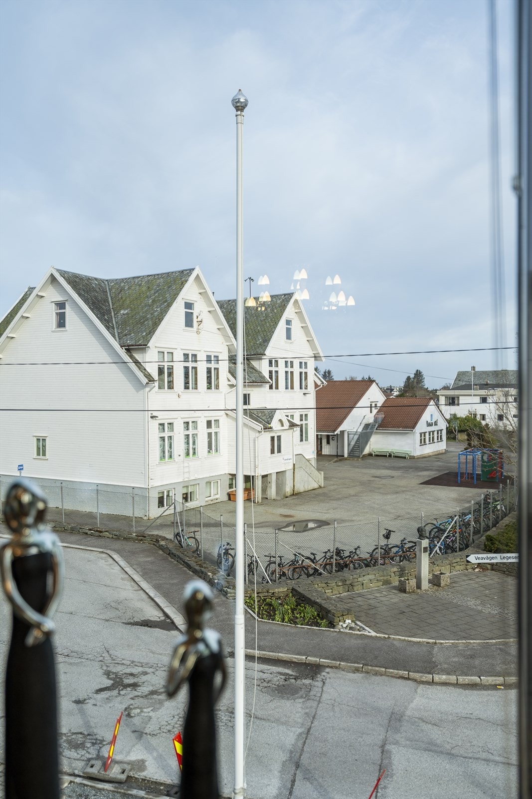 Utsikt mot Veavågen skole. Galleribilde