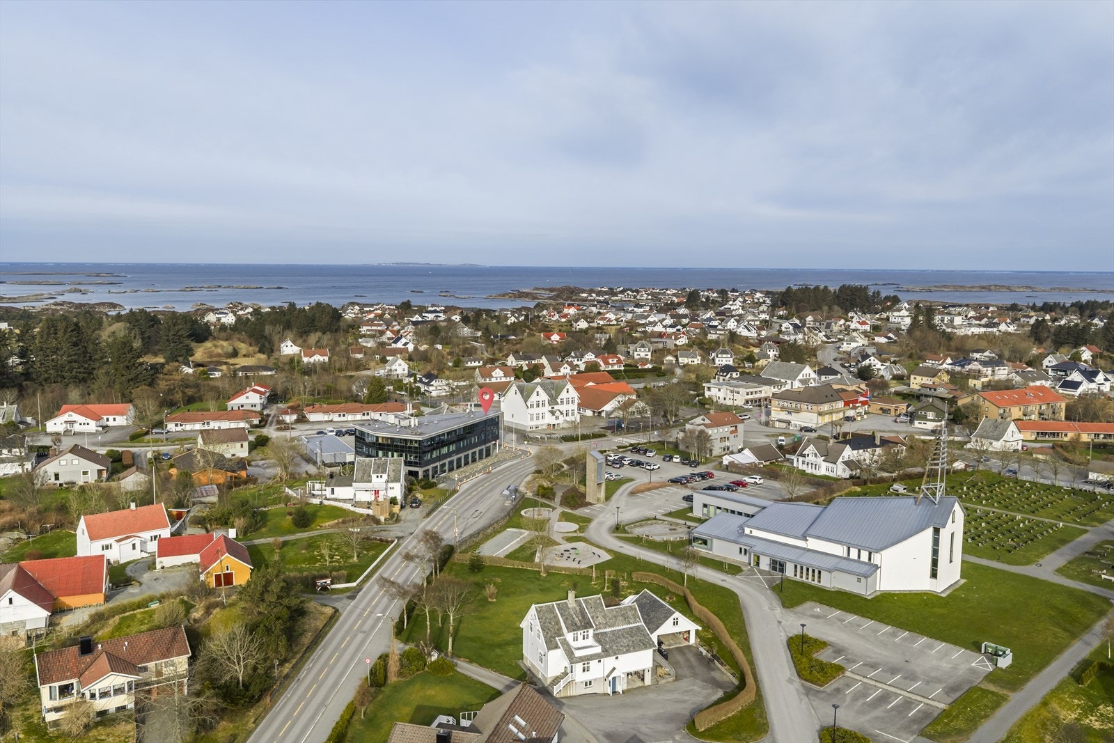 Fra leiligheten har en gangavstand til blant annet skole, dagligvare, frisører, spisested og Veavågen legesenter. Bank og tannlege i bygget. Galleribilde