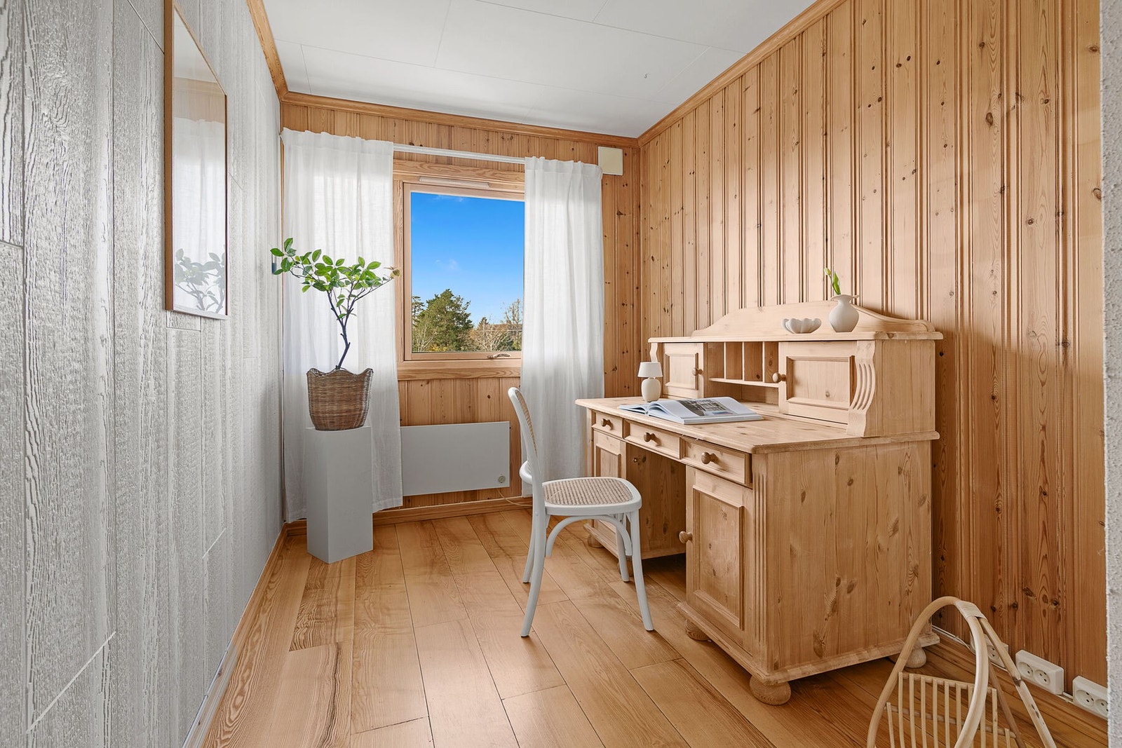 Første etasje inneholder også soverom, kontor og bad. Galleribilde