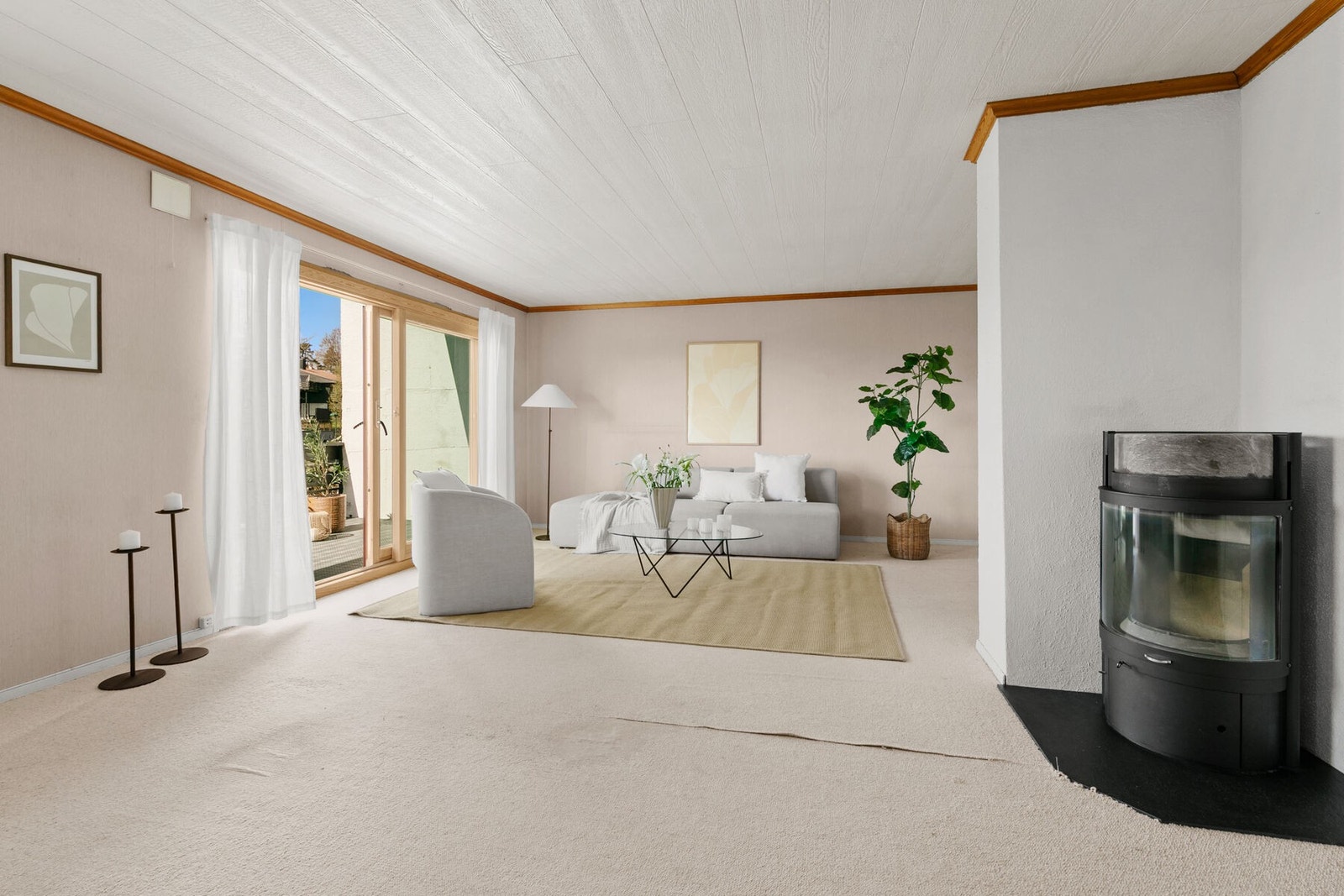 I et rolig og veletablert boligområde på Brunla i Stavern ligger dette romslige rekkehuset over to plan. Galleribilde