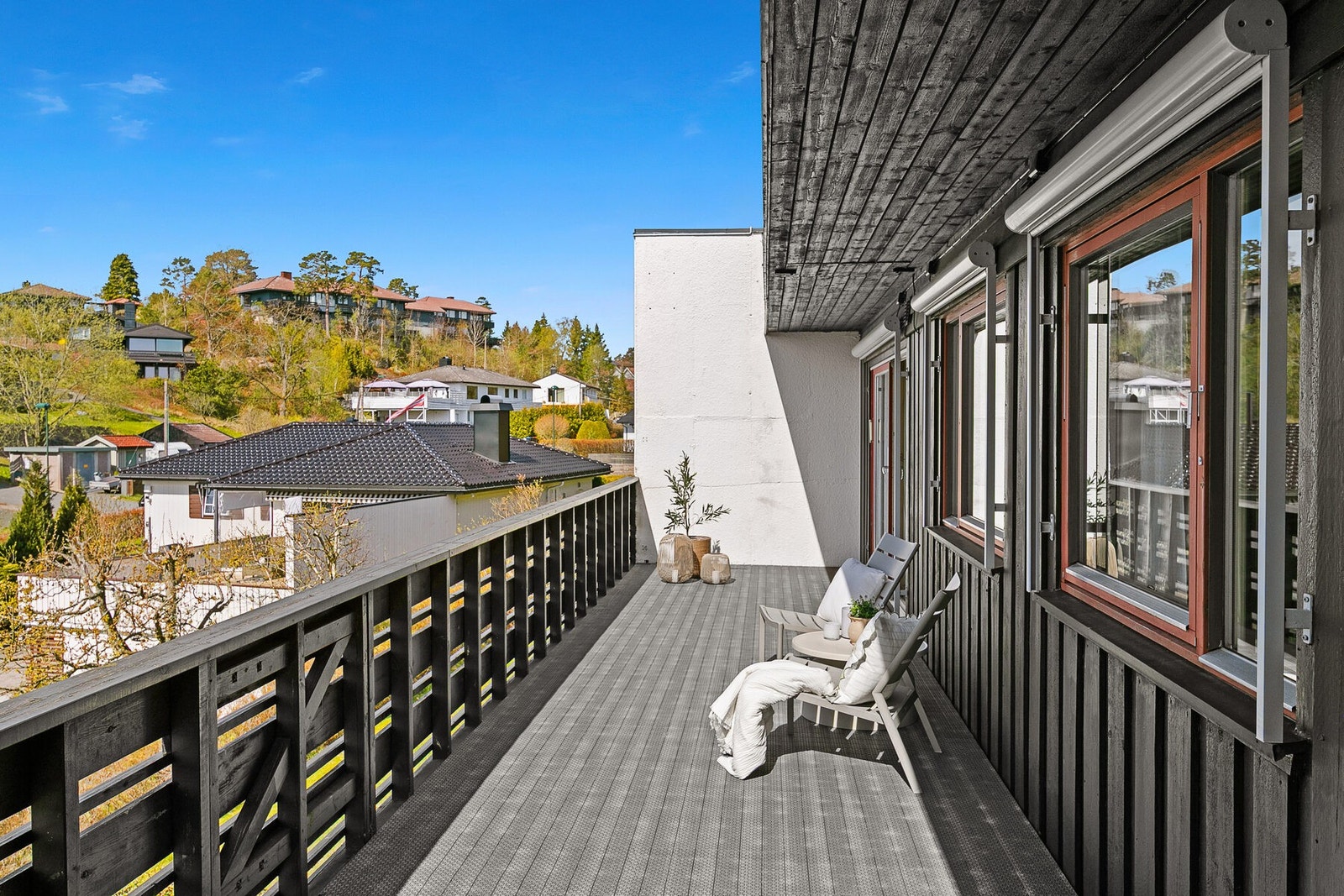 Eiendommen har solrike uteplasser, både terrasse og hage. Galleribilde