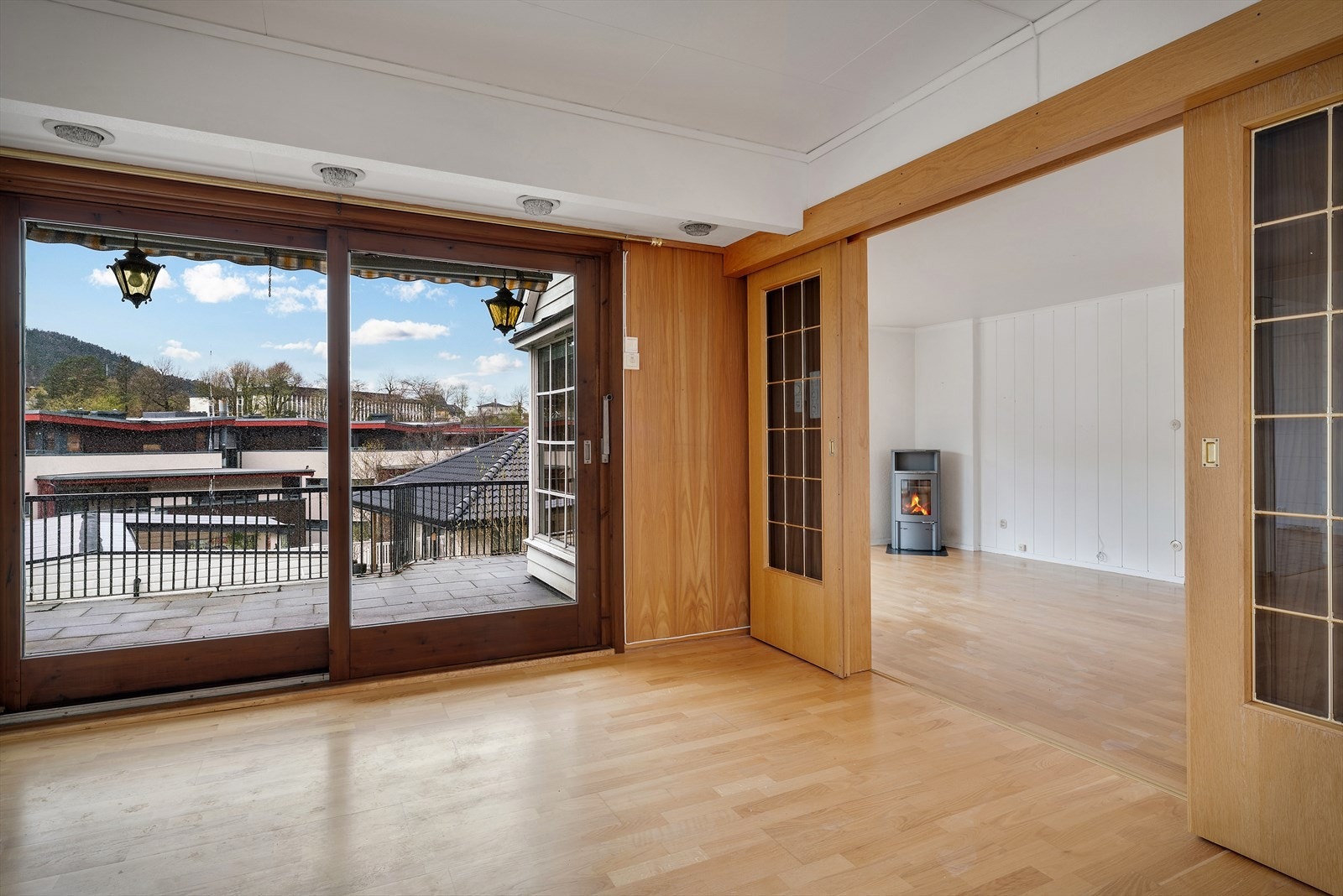 Fra stuen er det utgang via skyvedør til en svært romslig terrasse. Galleribilde