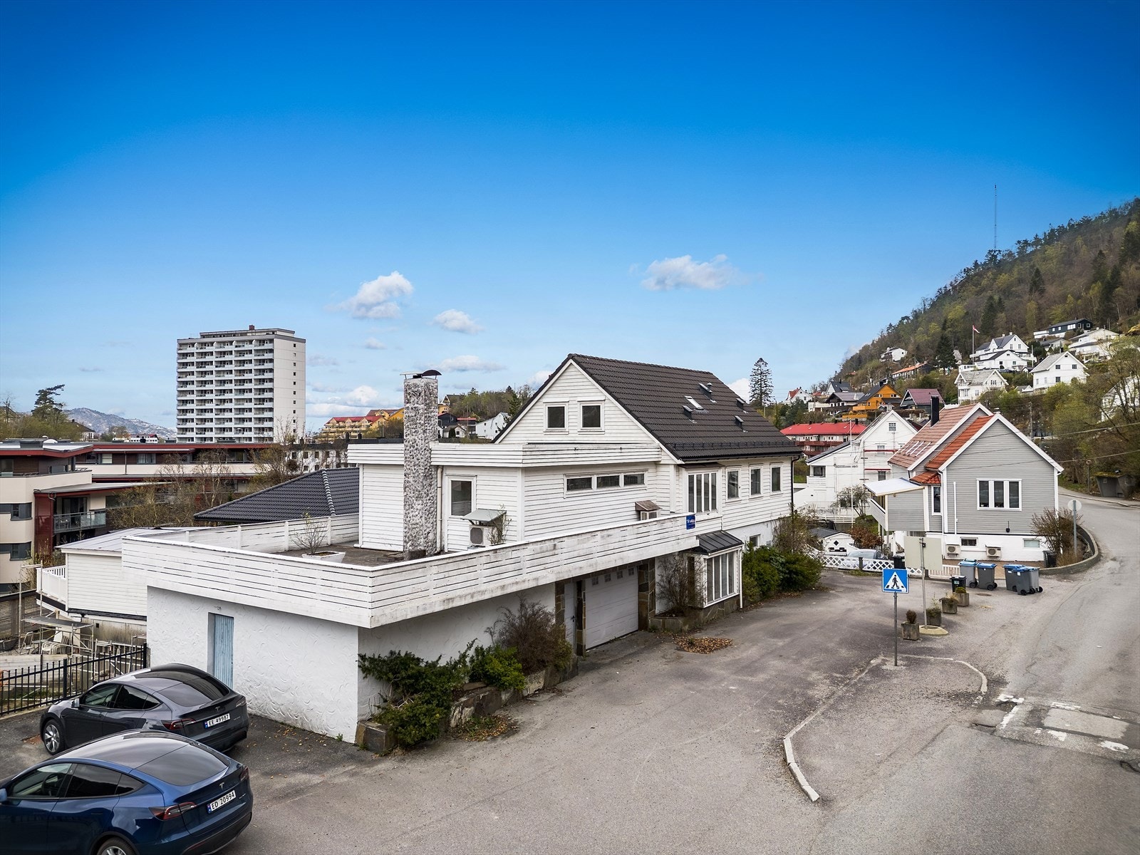 Foto: Imotiv AS. Velkommen til Lyngbøveien 45! En stor enebolig med betydelig potensial, for deg som ser mulighetene i et spennende oppussingsobjekt. Galleribilde