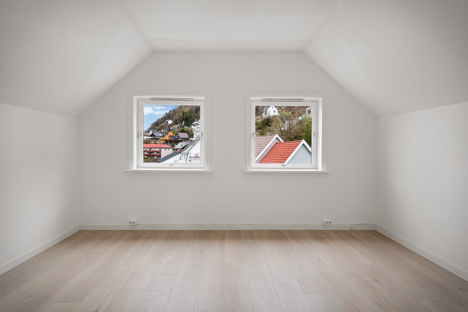 Et av de to soverommene på loftet. Dette rommet er på 16,2 m². Galleribilde