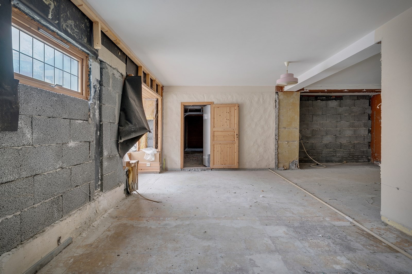 Store deler av første etasje er revet ned til betong og lettklinkerblokker, og gir et blankt lerret for ny eier. Galleribilde