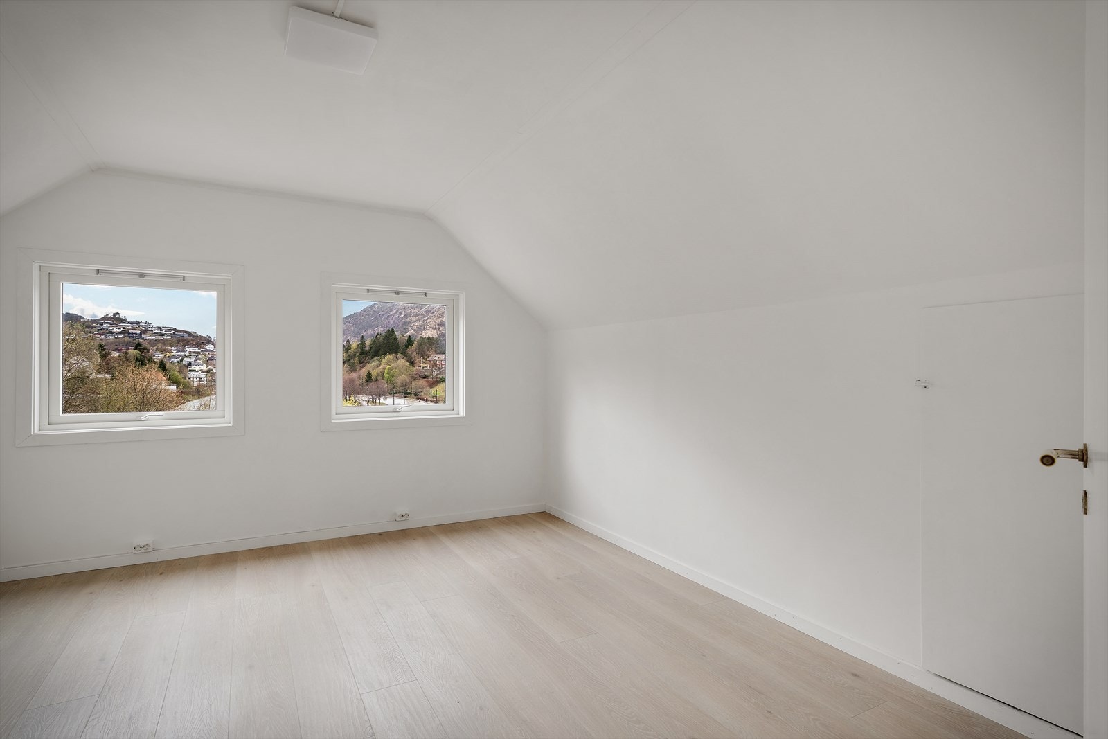 Soverom på loftet med malte flater og laminat på gulvet. Galleribilde