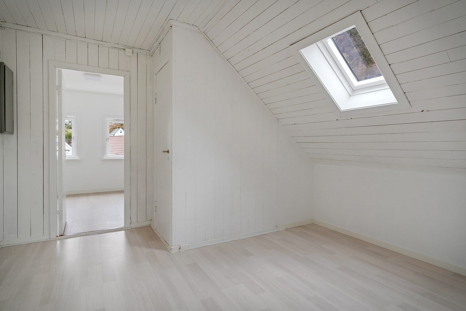 Hallen i loftsetasjen har laminatgulv og takvindu som gir lys. Galleribilde