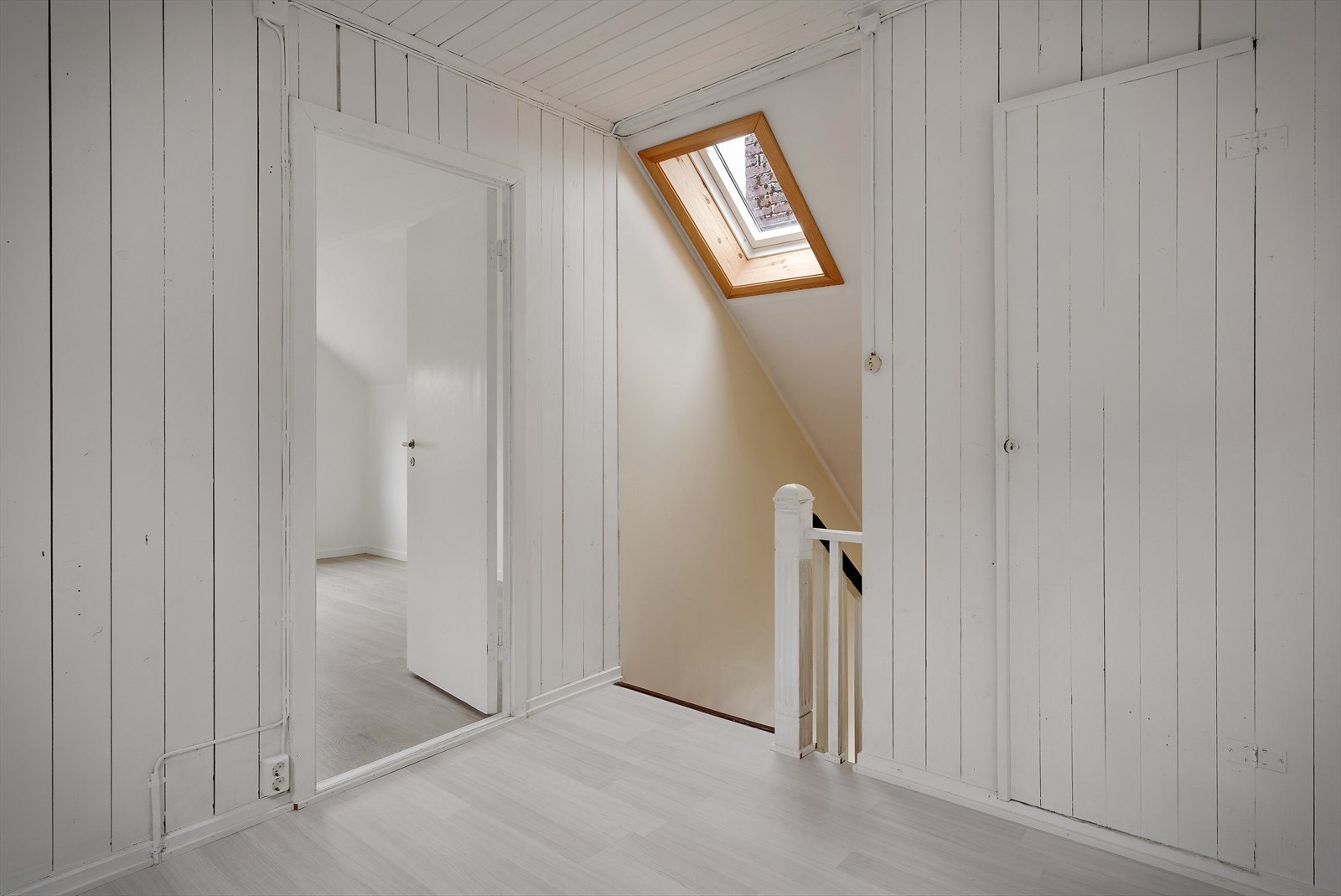 Loftsetasjen har flere kott for lagring, i tillegg til en bod på 2,9 m². Galleribilde