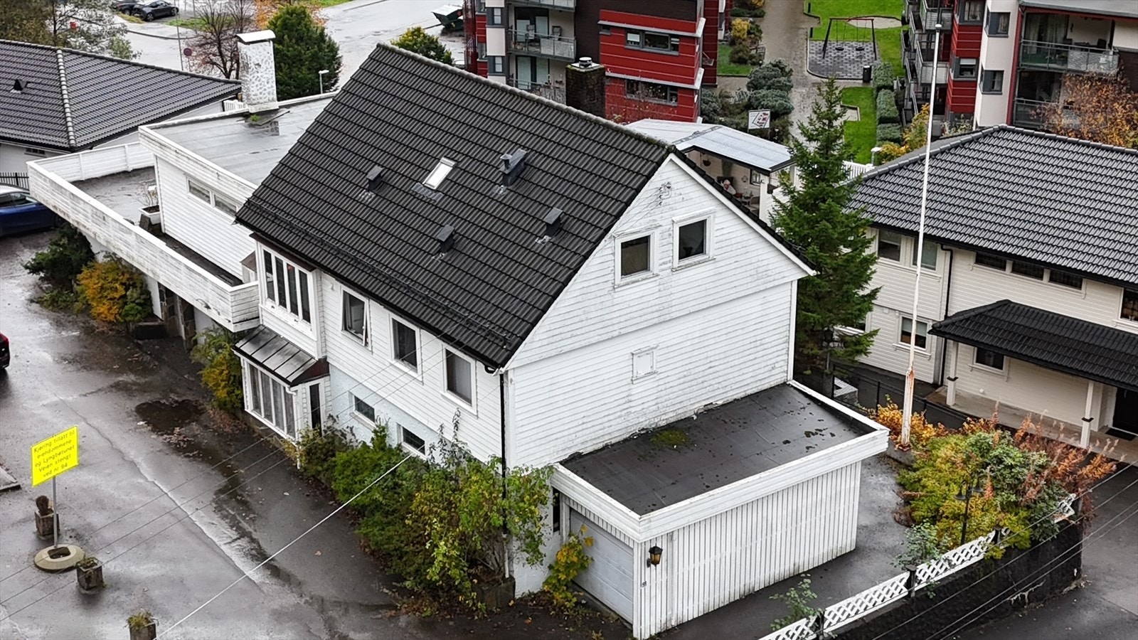 Boligen er bygget i 1959 og påbygget i 1975, med en kombinasjon av tre- og murfasader. Galleribilde
